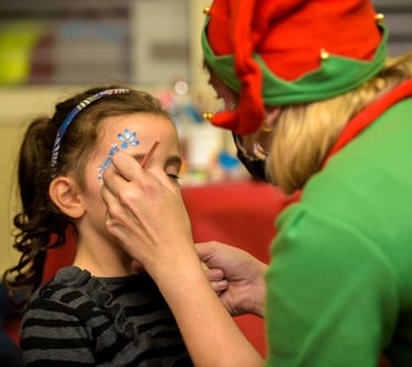 une fille avec un elfe de Noël sur son visage