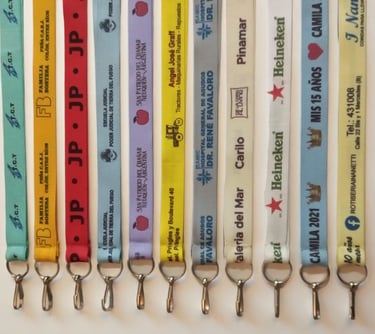 varias cintas lanyards con argolla y mosquetón con la impresión del logo