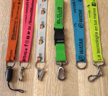 cintas lanyards con distintas sujeciones 