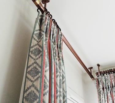 Photo de rideaux occultants accrochés à une tringle