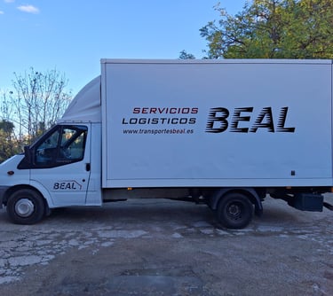 Camión con plataforma de BEAL Servicios Logísticos