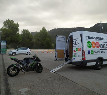 Furgoneta de BEAL Servicios Logísticos cargando una motocicleta para su envío