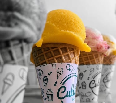Nieve de mango en barquillo