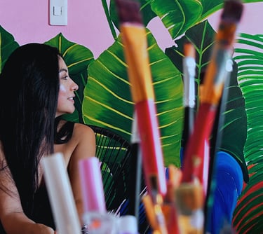 Artista plástica apasionada por el arte botánico, gran formato y murales para empresas o el hogar.