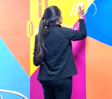 Proceso creativo de muralismo en interiores, pintora experta en lettering y branding.
