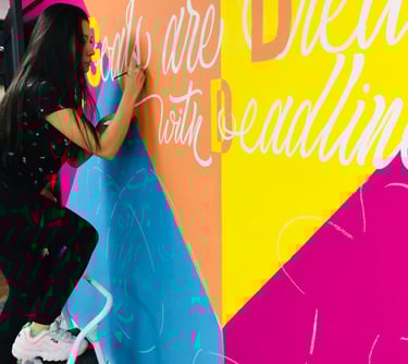 Artista de lettering y pintura en acción, personalización de superficies con acrílico, arte urbano.