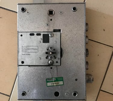 serrure mottura démontée d'une porte blindée