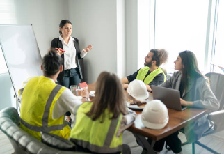 Equipo de Gasfíter y administrativos en charla de seguridad.