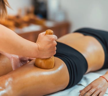 Tratamiento de recuperación postoperatoria con técnicas de drenaje linfático y masaje terapéutico.