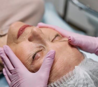 evaluación facial de calidad de piel durante la consulta de Medicina Estética