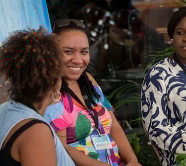 un grupo de mujeres afro sentadas alrededor de una mesa