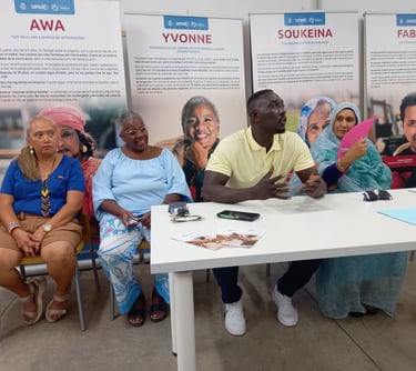 un grupo de personas migantes sentadas en una mesa en un encuentro