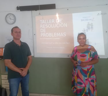 un hombre y una mujer dado un taller en frente de una pizarra