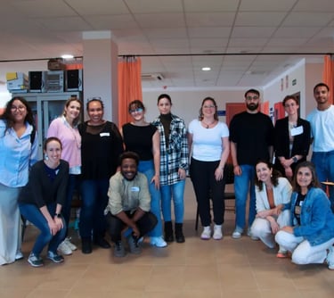 un grupo de personas posando para la foto en un curso