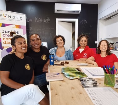un grupo de mujeres interaciales trabajando en equipo