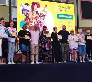 un grupo de personas migrantes en un evento