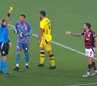 Momento em que Arrascaeta leva cartão amarelo por simulação, contra o Deportivo Táchira, em maio.