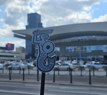 Niebieska Syrenka na tle Dworca Głównego w Warszawie