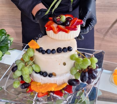 Cake of cheese: Creación gourmet de cuñas de queso con frutas.