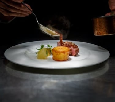Exquisito pato confitado gourmet.