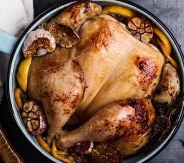 Pollo rostizado gourmet en banquete de lujo.