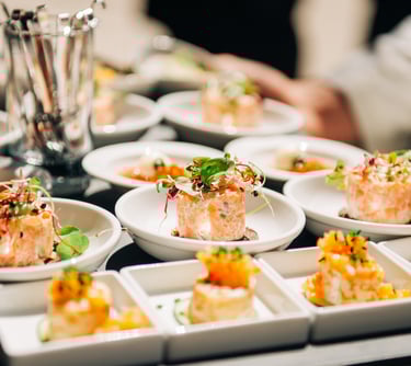 Mini tartar de salmón sofisticado y delicioso.