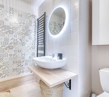 Salle de bain avec faience vasque et douche