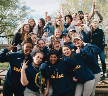 image de groupe hommes et femmes de l'association softball
