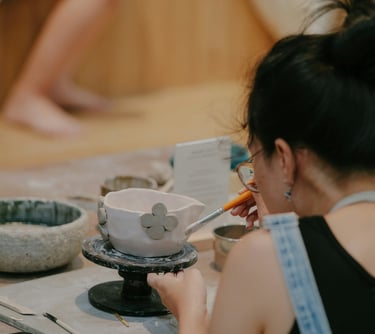 femme artisan qui fait de la poterie