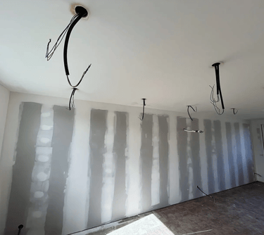 Chantier rénovation en cours d'installation de spot LED