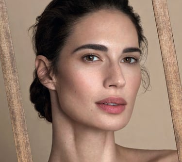 ein Frauengesicht in einem Holzbilderrahmen