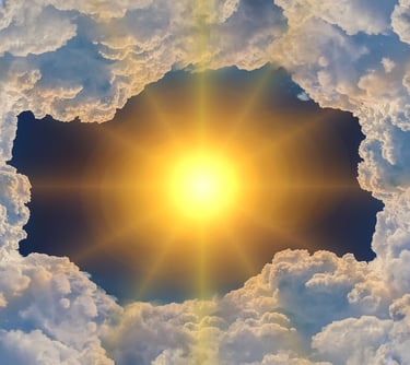 eine Wolkenformation bei der die Wolken das Sonnenlicht umgeben, eine Quelle von Licht und Schatten