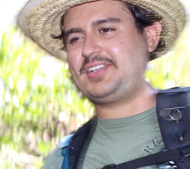 Gabriel Alvarez with a hat and a backpacker