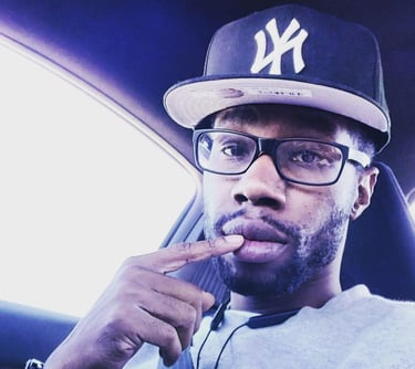 a man in a baseball cap and glasses