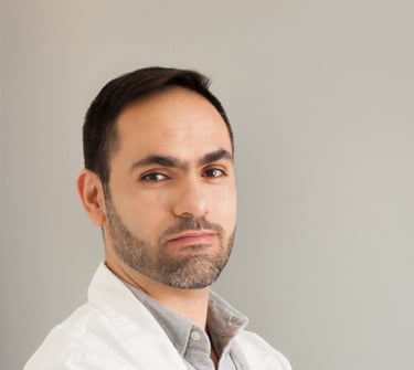 Especialista en periodoncia en consultorio odontológico durante sesión profesional