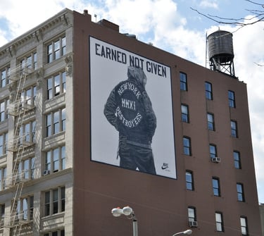 Affiche publicitaire représentant les médias print à grande échelle.