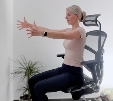 Office-Yoga-Übung im Bürostuhl – Arme nach vorne gestreckt zur Mobilisierung