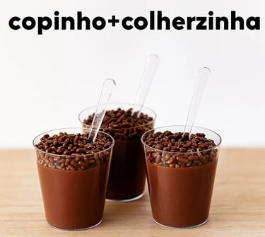 copinho e colher de acrílico com brigadeiro