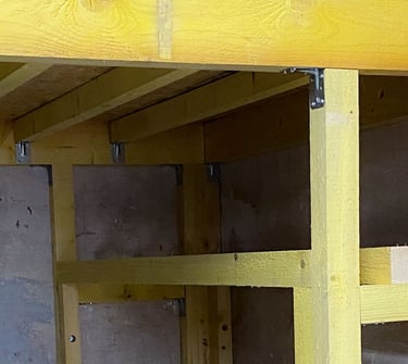 Structure meuble à buches – La Garenne-Colombes – sapin et étagères OSB