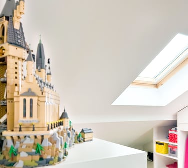 Étagères sous combles Shelfi – Courbevoie – rangements mélaminé blanc sur mesure