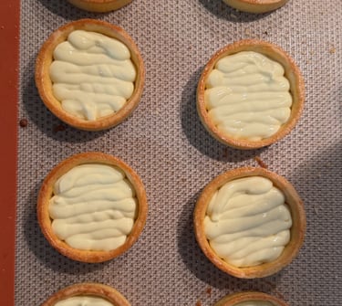 a baking tray with a cookie crust and a cookie crust