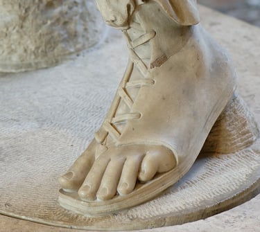 Estatua con calzado Romano de la época de Cristo.