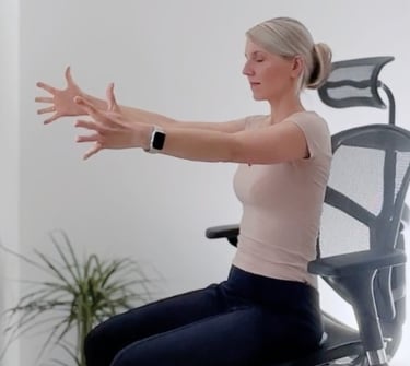 Office-Yoga-Übung im Bürostuhl – Arme nach vorne gestreckt zur Mobilisierung