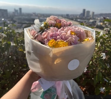 Flores con fondo la ciudad de Tijuana