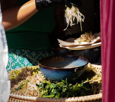 Frisch zubereitete indonesische Nudelgerichte bei einem Streetfood Event