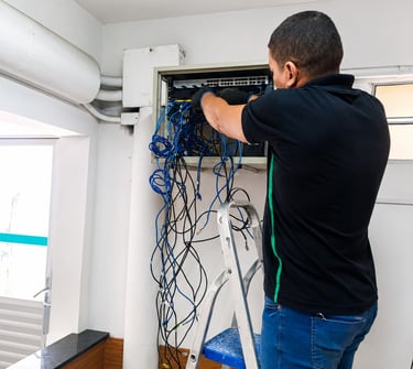 Toni reparando cabos de rede em um hack