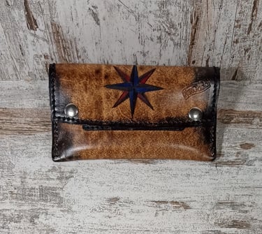 Porta tabacco in cuoio con stella nera logo sul davanti realizzato da MaxCuoio