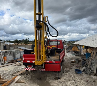 caminhão da artzian poços artesianos realizando perfuração e operando