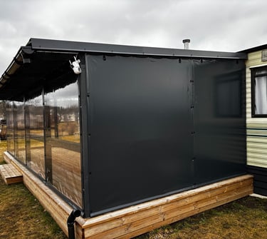 Skaidrūs tentai terasai su tamsinta šonine siena privatumo užtikrinimui