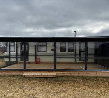 Priekinis terasos vaizdas su skaidriais tentais Mažeikiuose